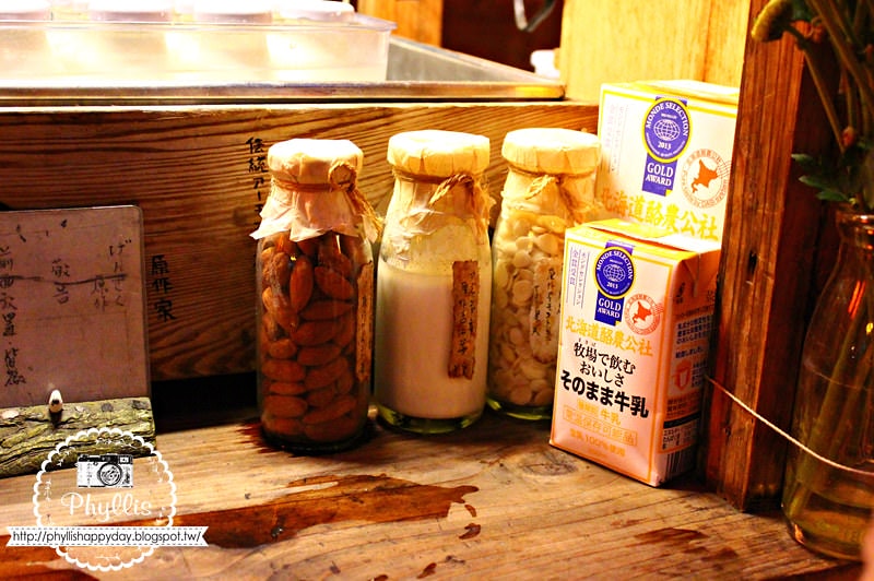 【原作杏仁茶】念念不忘的美味杏仁茶｜和風木製攤位｜好想整攤包下來買回家的狂愛小店｜台南美食推薦｜孔廟商圈美食