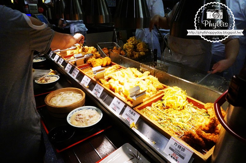【丸龜製麵（新光三越中港店）】 新光三越美食街必吃｜超乎想像的喜歡與驚豔｜台中烏龍麵推薦｜讚岐釜揚げうどん