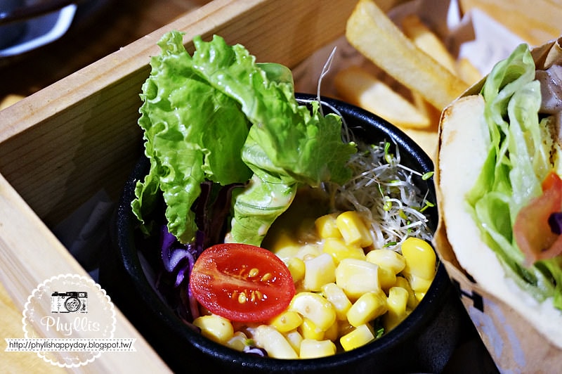 【肉Sandwich (中豐總店)】中壢早午餐｜肉三明治｜裝潢美氣氛佳｜聽說老闆超帥｜中壢美食