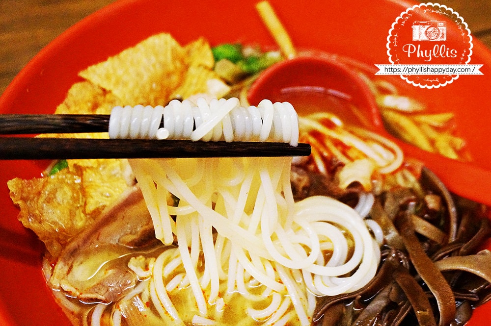 『賴記柳州螺獅粉』挑戰大陸魔鬼辣椒！超辣超過癮、爽口肉初體驗、酸辣鮮爽的新竹特色美食！ - 相片中的菲莉絲