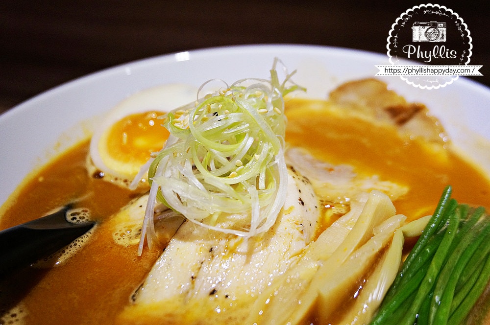 麵屋一人拉麵店、用心烹煮每一碗拉麵的優質日式小店、美到就像藝術品的拉麵！龍潭拉麵唯一推薦必吃！ - 相片中的菲莉絲