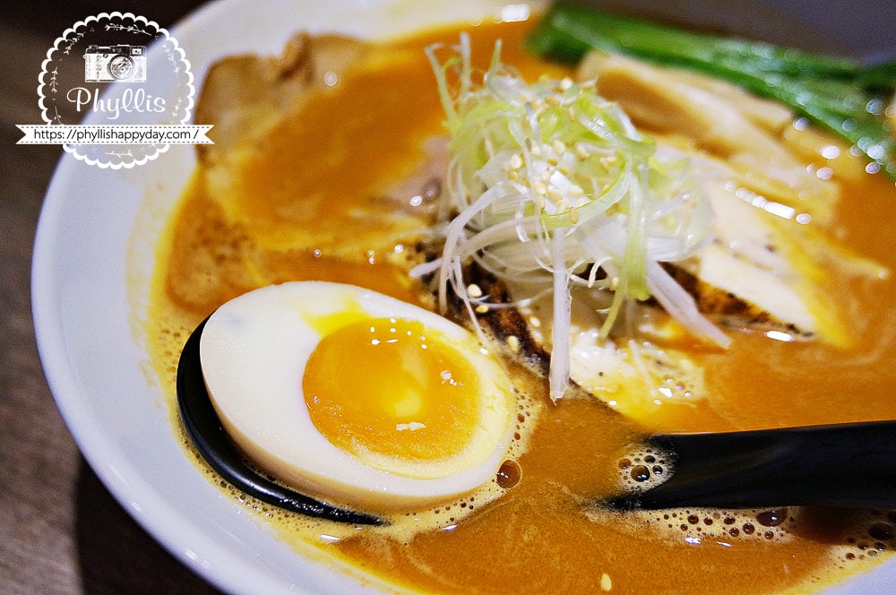 麵屋一人拉麵店、用心烹煮每一碗拉麵的優質日式小店、美到就像藝術品的拉麵！龍潭拉麵唯一推薦必吃！ - 相片中的菲莉絲