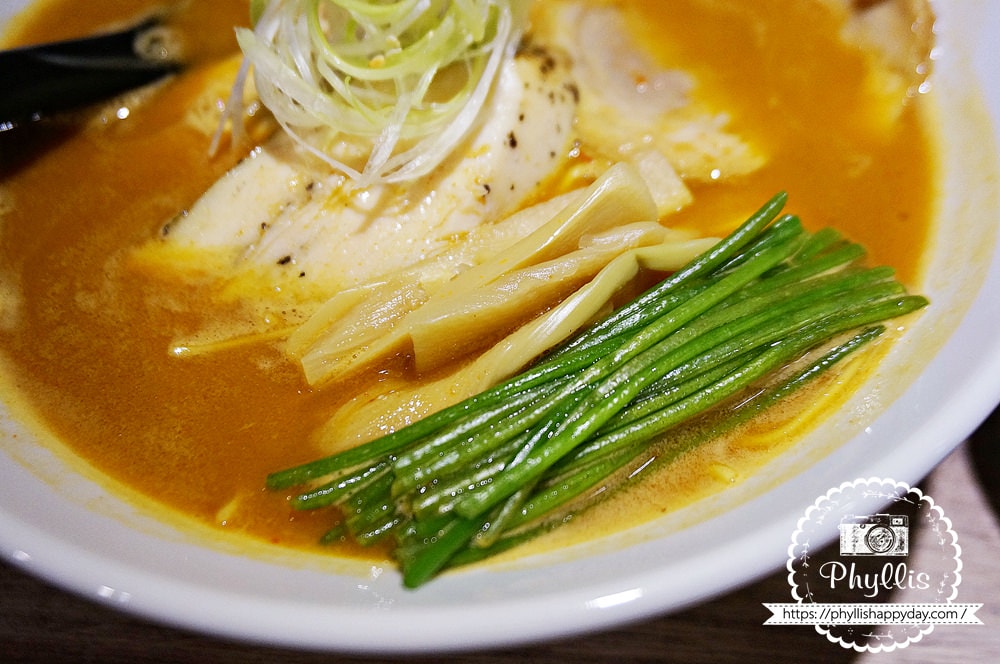 麵屋一人拉麵店、用心烹煮每一碗拉麵的優質日式小店、美到就像藝術品的拉麵！龍潭拉麵唯一推薦必吃！ - 相片中的菲莉絲