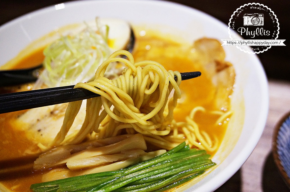 麵屋一人拉麵店、用心烹煮每一碗拉麵的優質日式小店、美到就像藝術品的拉麵！龍潭拉麵唯一推薦必吃！ - 相片中的菲莉絲