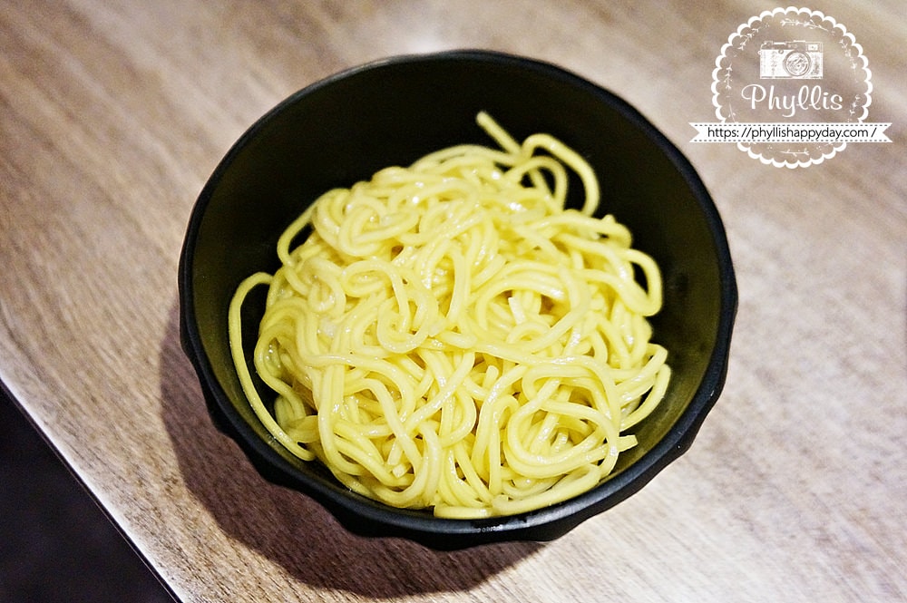 麵屋一人拉麵店、用心烹煮每一碗拉麵的優質日式小店、美到就像藝術品的拉麵！龍潭拉麵唯一推薦必吃！ - 相片中的菲莉絲