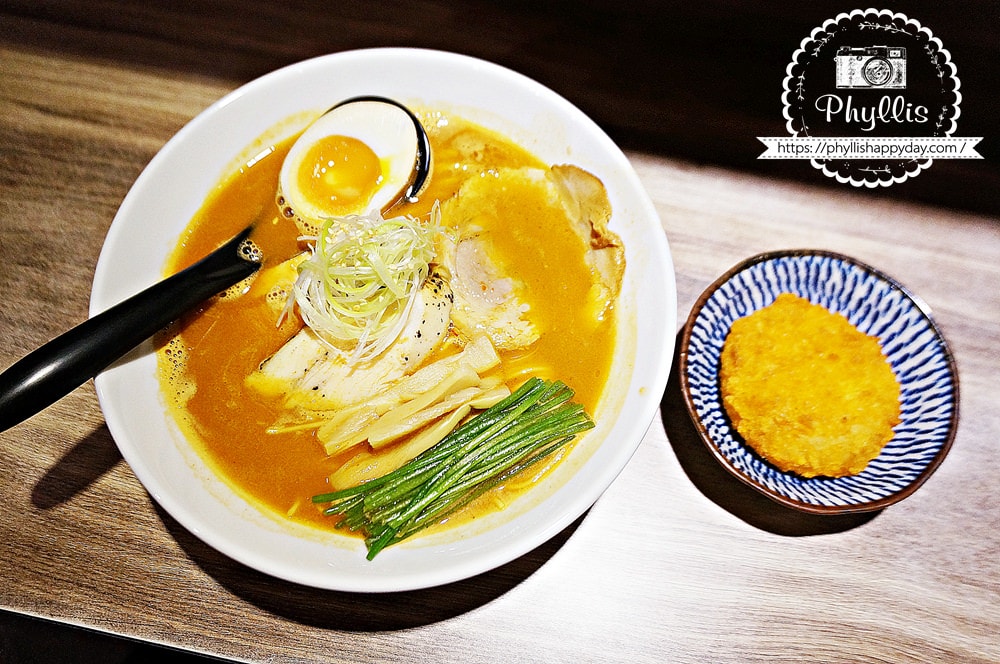 麵屋一人拉麵店、用心烹煮每一碗拉麵的優質日式小店、美到就像藝術品的拉麵！龍潭拉麵唯一推薦必吃！ - 相片中的菲莉絲