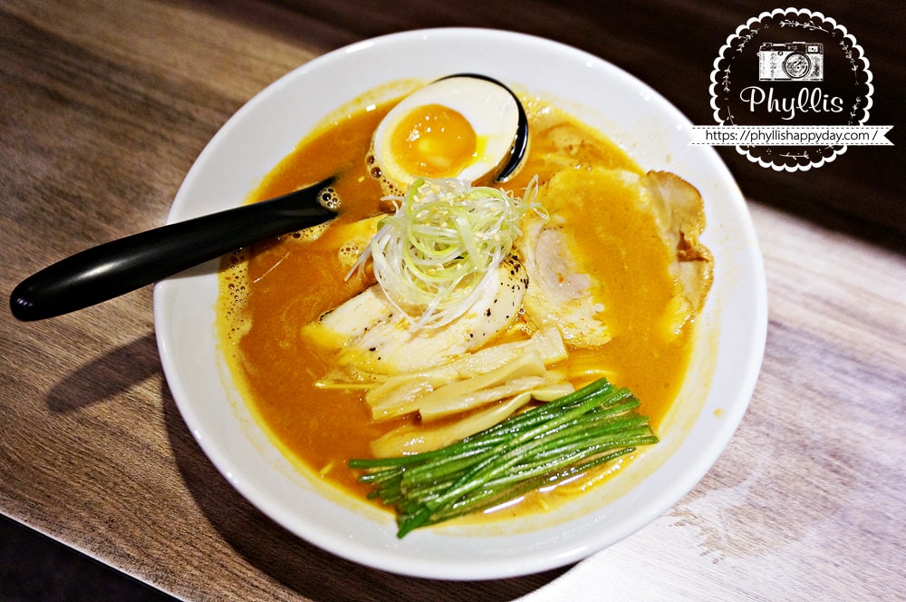 麵屋一人拉麵店、用心烹煮每一碗拉麵的優質日式小店、美到就像藝術品的拉麵！龍潭拉麵唯一推薦必吃！ - 相片中的菲莉絲