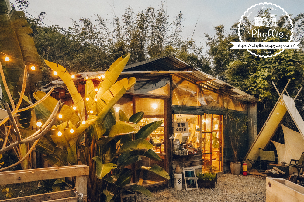 茉莉花園咖啡總店位於桃園市龍潭區三坑老街，提供花園風格用餐空間與特色咖啡甜點，是龍潭人氣咖啡廳與聚餐推薦餐廳