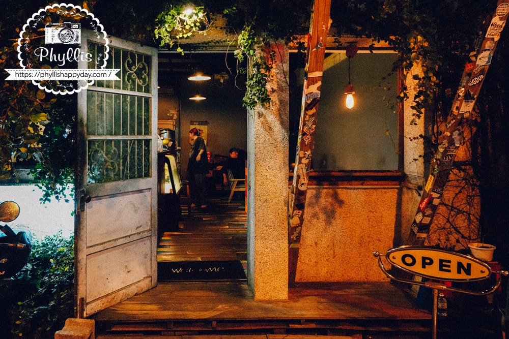 滿美吐司部用餐環境，暗黑工業風格搭配個性擺設