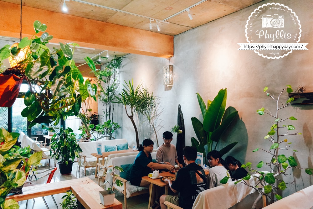 石門山附近療癒系咖啡廳，木盒子披薩店二樓用餐區