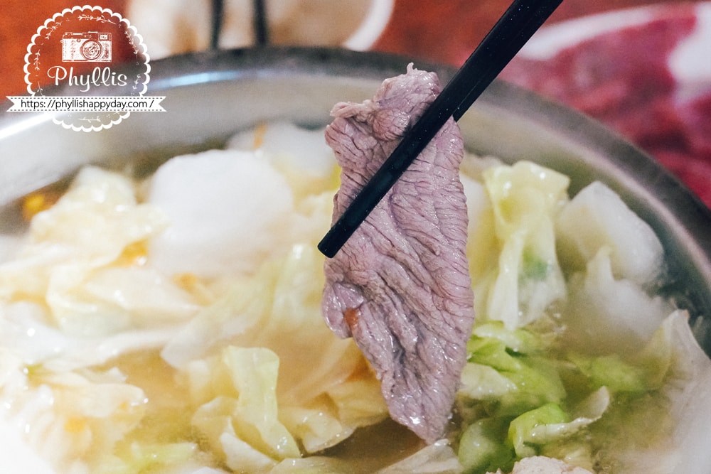 西市汕頭館溫體牛肉涮煮過程嫩滑多汁新竹火鍋推薦