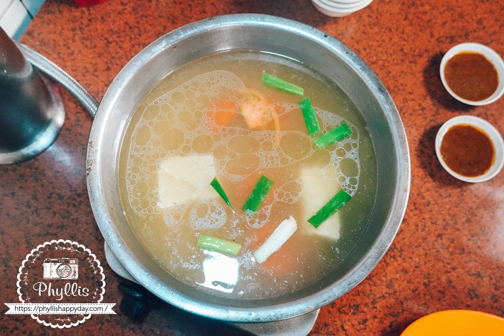 新竹西市汕頭館招牌沙茶火鍋濃郁湯底與自製沙茶醬