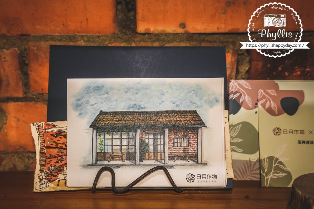 日月作物店外展示在地風格明信片｜魚池鄉紅磚老宅咖啡廳特色紀念品