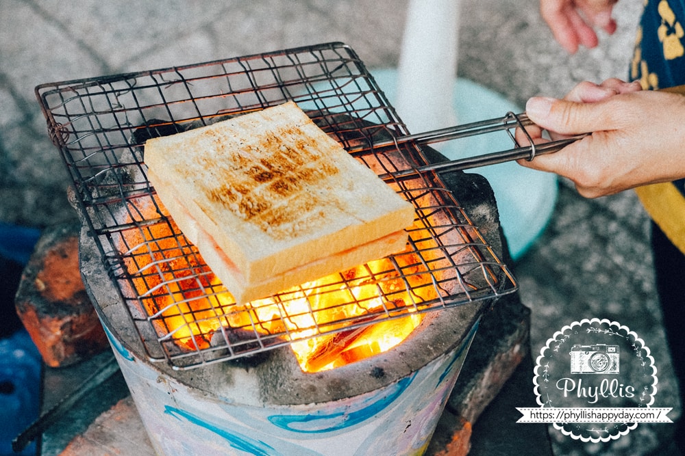 阿嬤碳烤三明治在炭火烤網上現烤吐司｜台南古早味早餐名店
