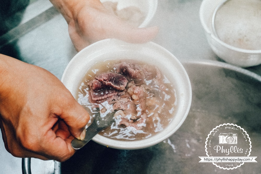 西羅殿牛肉湯 現沖牛肉湯特寫｜鮮甜湯頭搭配軟嫩牛肉片