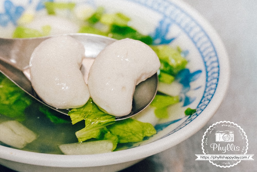 台南友愛陽春麵Q彈魚丸特寫，平價銅板美食推薦