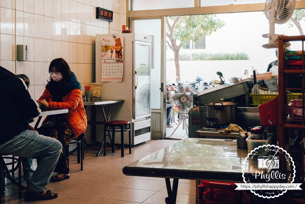 台南友愛陽春麵店內用餐人氣場景，銅板價人氣小吃