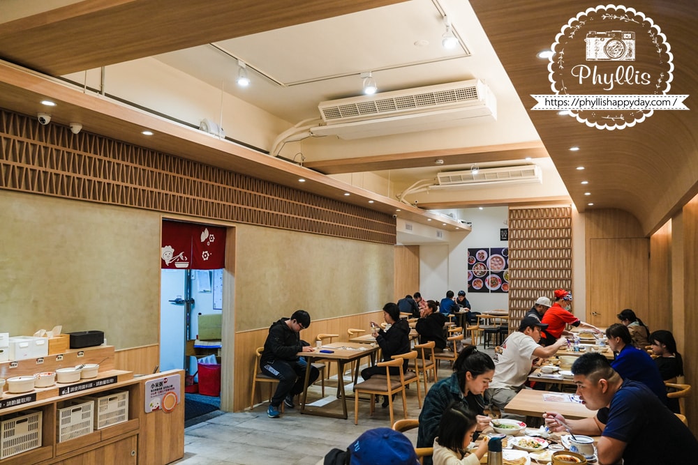 五花馬水餃館內用座位環境，乾淨明亮適合親子用餐