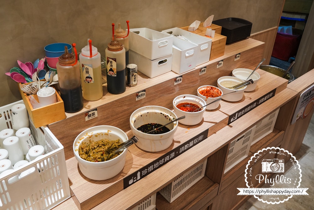 五花馬水餃館醬料與自助區環境一覽