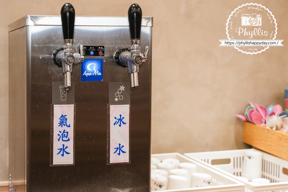 五花馬自助區飲品區，提供冰水與氣泡水自由取用