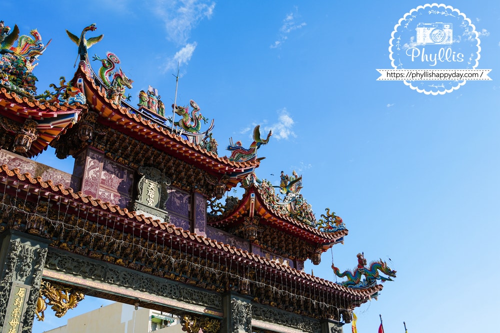 台南安平老街街景，歐家蚵仔煎店旁即是熱鬧景點