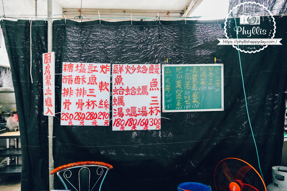 牆上復古手寫菜單｜阿滿姨小吃部人氣料理一覽