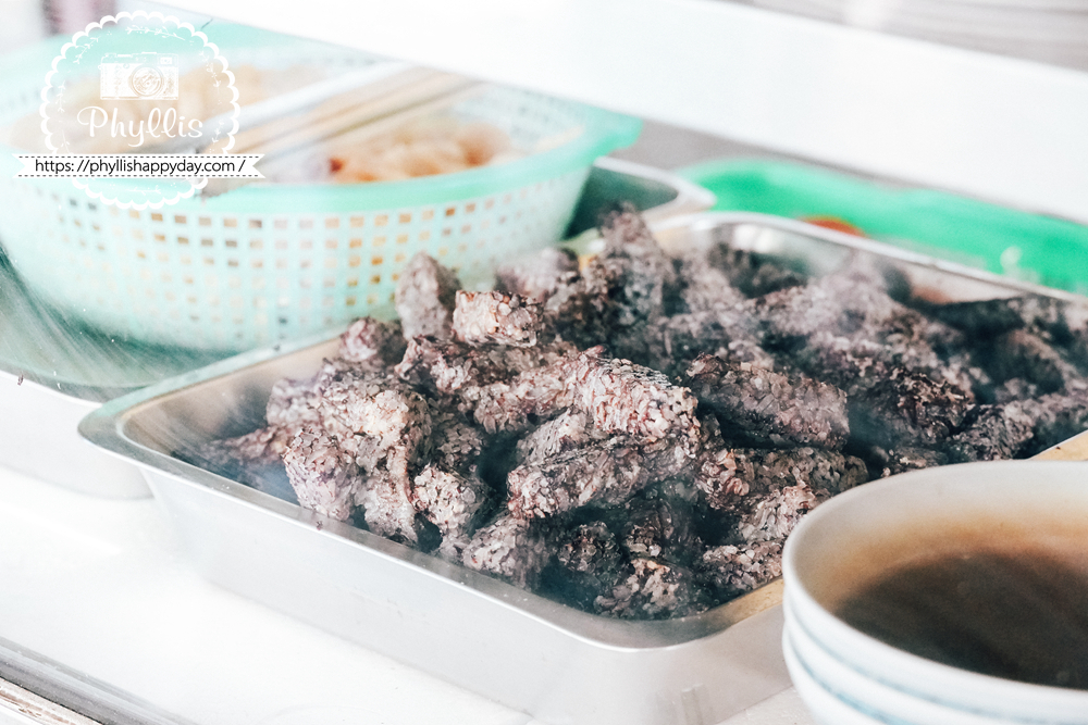 櫥窗中展示的米血料理，台南安平109雞肉飯招牌配菜之一