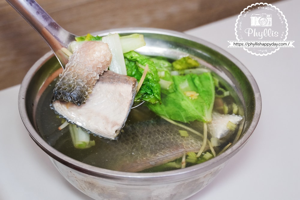 台南虱目魚皮湯，搭配蚵仔煎的經典組合