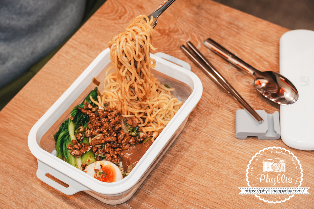 熱乾麵可直接內用享用，搭配Space Box即食設計