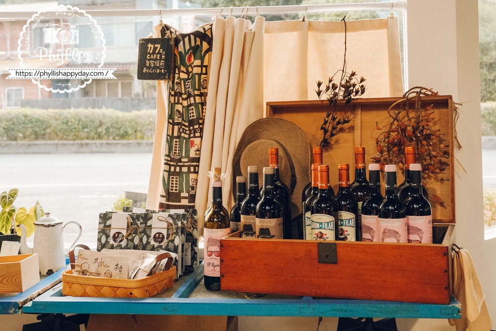 【茉莉咖啡2號店】桃園龍潭溫柔系咖啡館:手作餐點好吃又好拍,裱花蛋糕驚艷細緻,因為熱愛咖啡所以每一口都不將就 - 第24張圖 茉莉咖啡2號店龍潭販售區,甜點與咖啡品項展示櫃