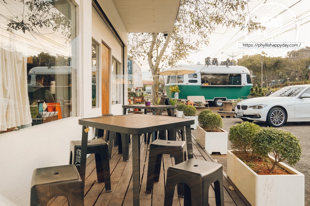 【茉莉咖啡2號店】桃園龍潭溫柔系咖啡館:手作餐點好吃又好拍,裱花蛋糕驚艷細緻,因為熱愛咖啡所以每一口都不將就 - 第20張圖 茉莉咖啡2號店龍潭戶外用餐區,適合午後放鬆的咖啡廳座位