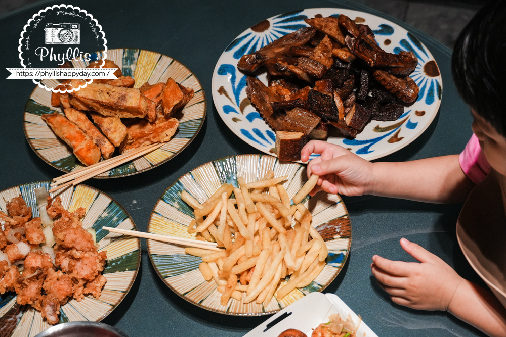 淺山民宿 Rolling Hills 客廳夜晚氛圍，可悠閒享用宵夜的放鬆空間。