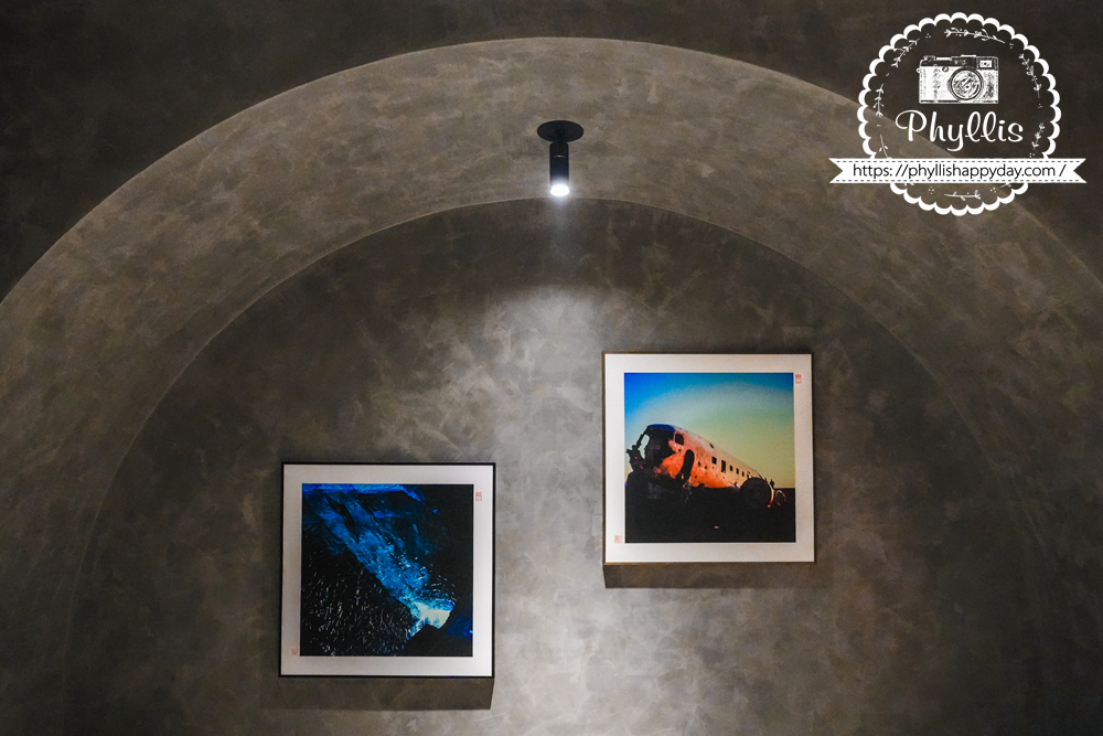 淺山民宿 Rolling Hills 牆面掛畫，老闆親自拍攝底片照片，展現生活美學。