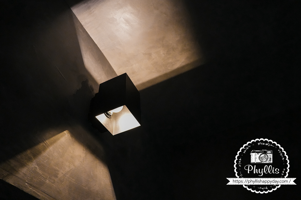 淺山民宿 Rolling Hills 樓梯間燈光設計，柔和光影營造藝術質感。