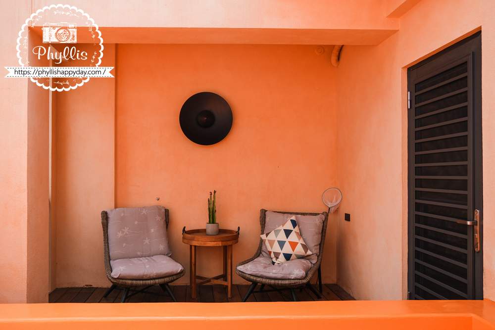 淺山民宿 Rolling Hills 頂樓休息區，結合戲水池與躺椅空間，能欣賞山景與夕陽。