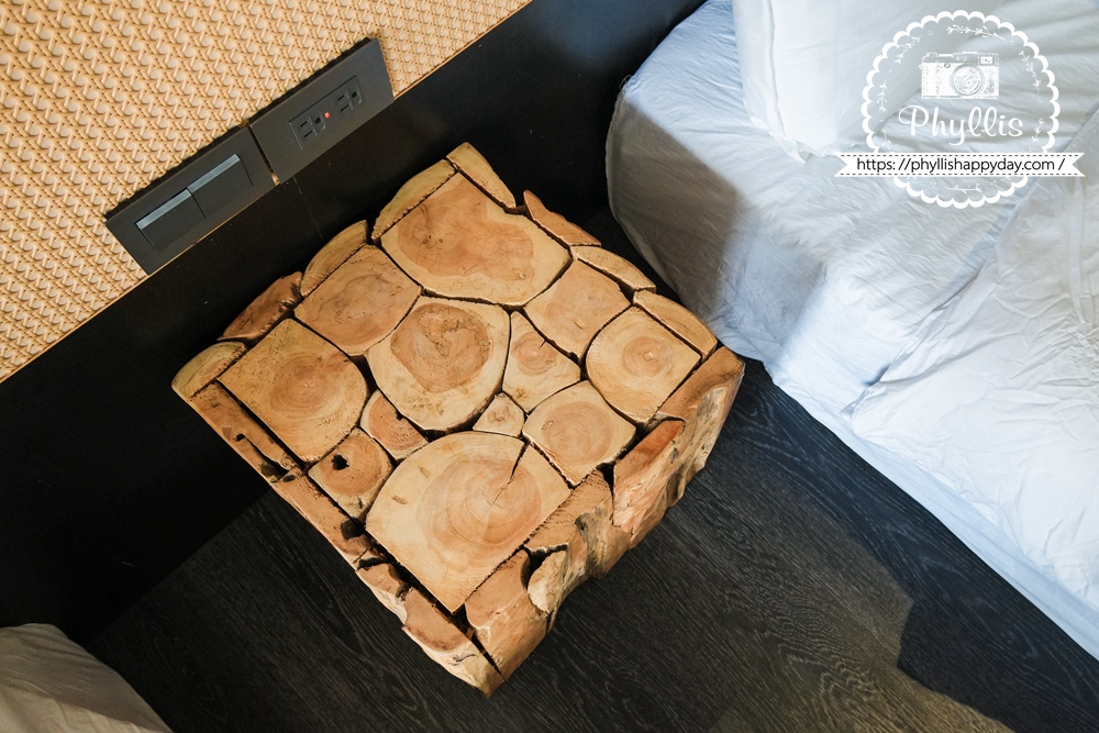 淺山民宿 Rolling Hills 四人房床邊桌，原木質感設計展現自然氛圍。