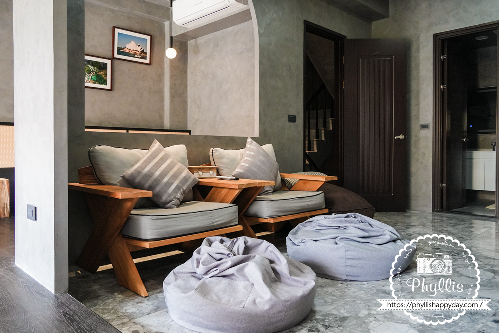 淺山民宿 Rolling Hills 四人房沙發區，適合聊天休息的溫馨角落。