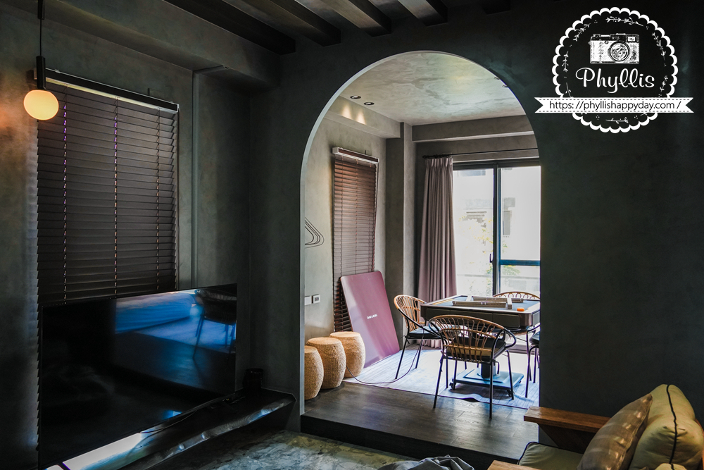 淺山民宿 Rolling Hills 四人房窗景，視野開闊並搭配高質感裝潢。