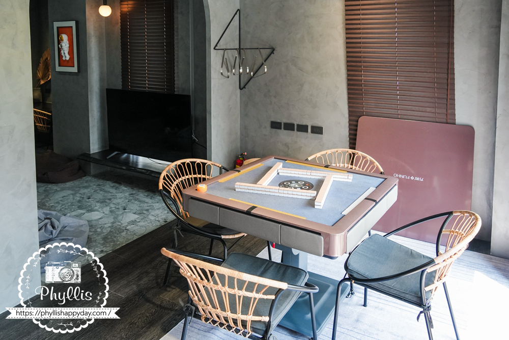 淺山民宿 Rolling Hills 四人房娛樂設施，內附電動麻將桌，適合團體入住。