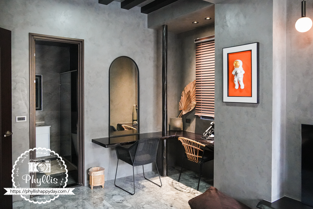 淺山民宿 Rolling Hills 四人房梳妝台，寬敞明亮、方便整理儀容。