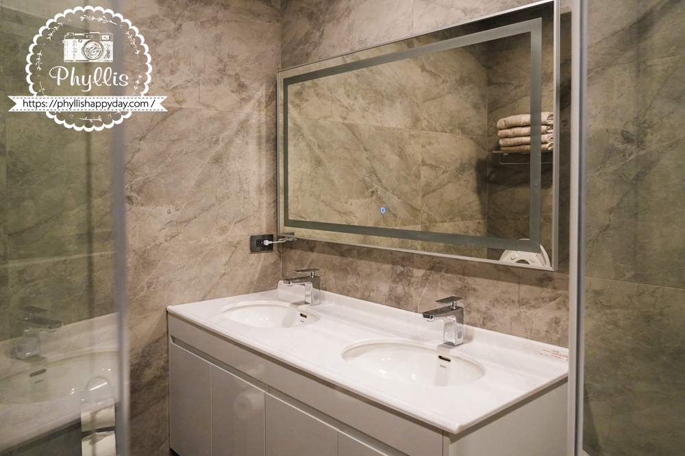 淺山民宿 Rolling Hills 四人房浴室，雙水槽設計貼心實用。