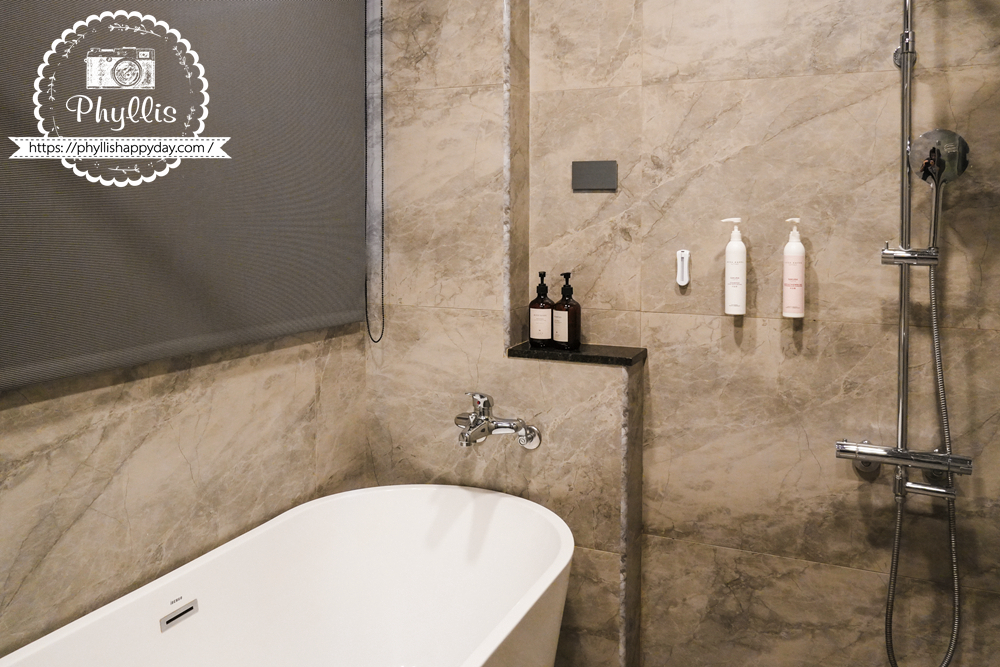 淺山民宿 Rolling Hills 四人房浴缸，旅人可放鬆泡澡享受假期。