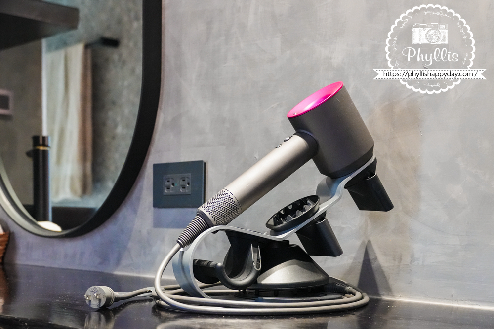 淺山民宿 Rolling Hills 全棟配有 Dyson 吹風機，體驗高品質住宿細節。