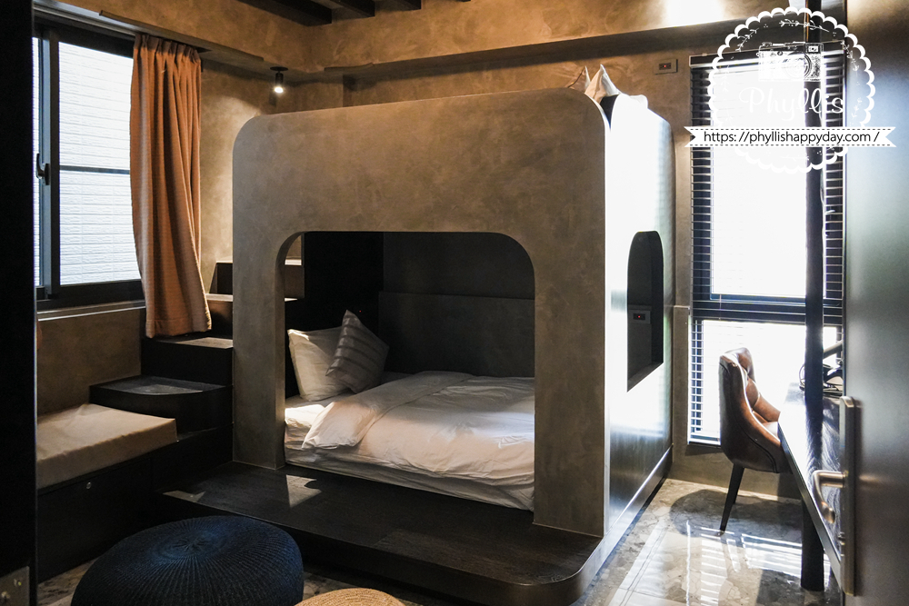 淺山民宿 Rolling Hills 雙床套房，空間明亮、適合好友或家人同住。