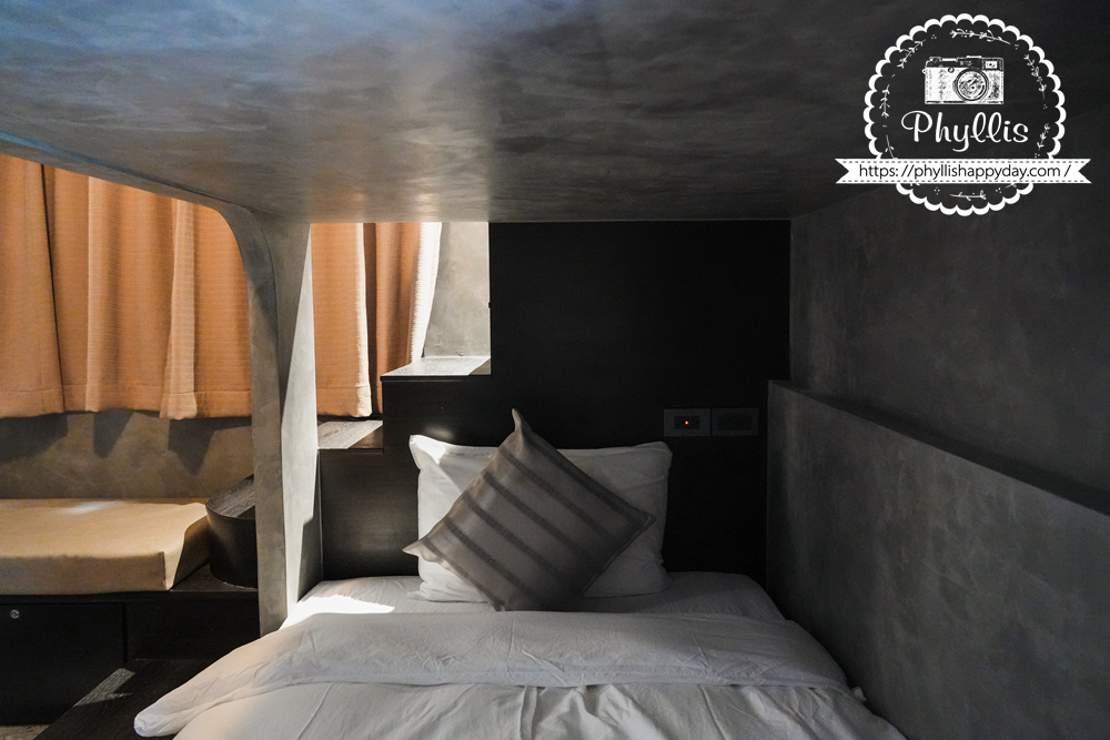 淺山民宿 Rolling Hills 雙床房設計，上下層床鋪營造獨立又舒適的空間。