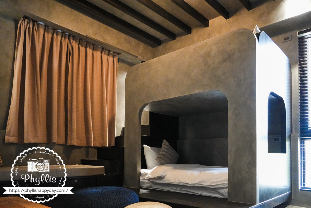 淺山民宿 Rolling Hills 雙床房設計，上下層床鋪營造獨立又舒適的空間。