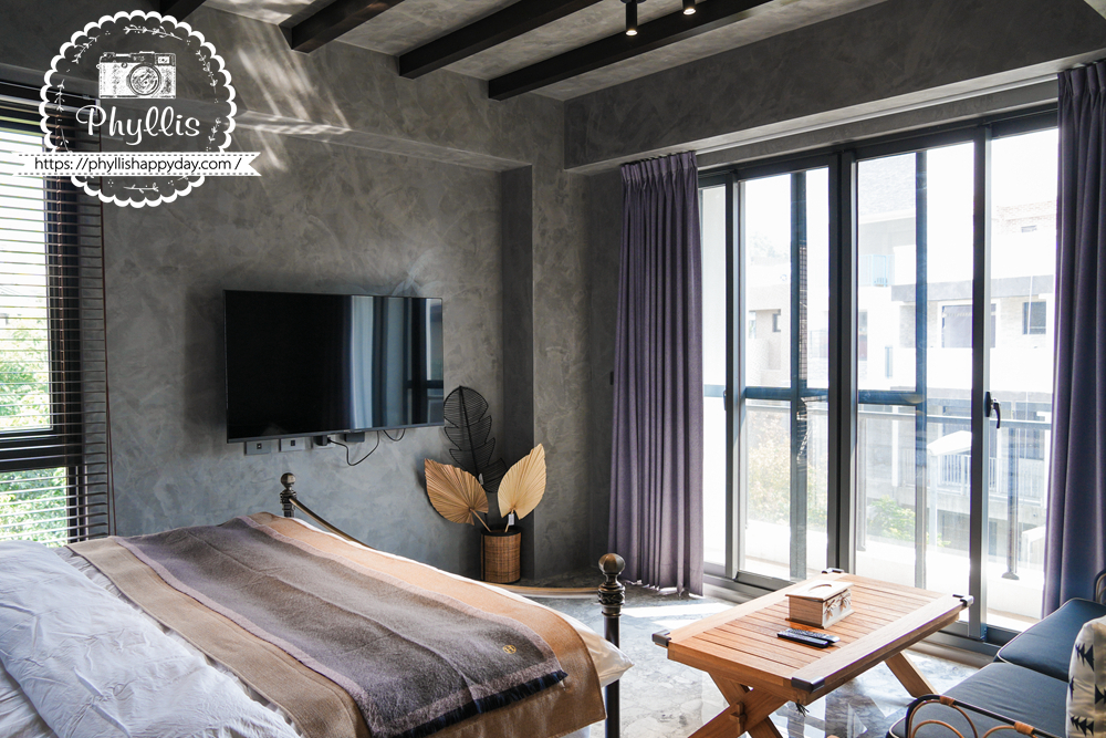 淺山民宿 Rolling Hills 雙人房窗景，可欣賞埔里山景與藍天。