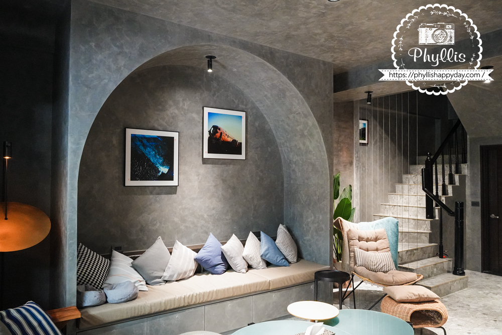 淺山民宿 Rolling Hills 客廳空間，明亮寬敞、木質溫潤，適合家庭與朋友聚會放鬆。