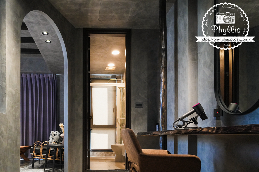 淺山民宿 Rolling Hills 每間房內皆設有梳妝台與書桌，空間寬敞並配有鏡子、椅子與高級吹風機，貼心又便利，讓旅客入住更舒適。