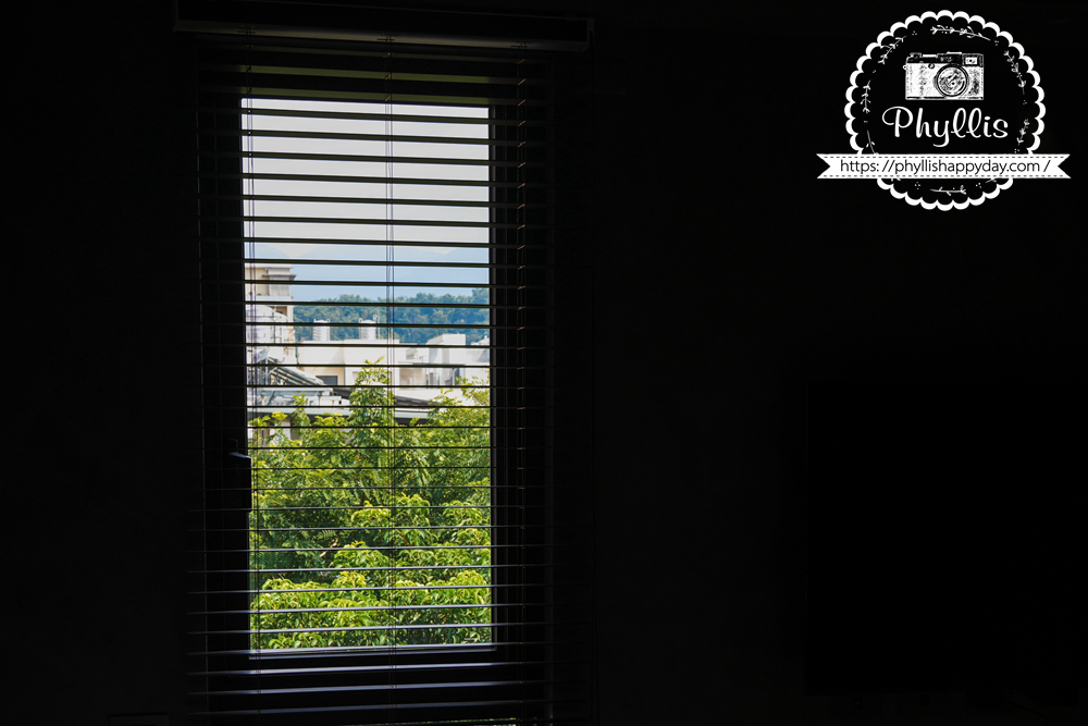 淺山民宿 Rolling Hills 雙人房窗景，可欣賞埔里山景與藍天。